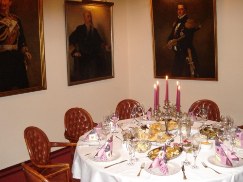 Gedeckter Tisch im Admiralszimmer
