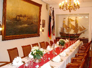 Gedeckte Tafel im Saal